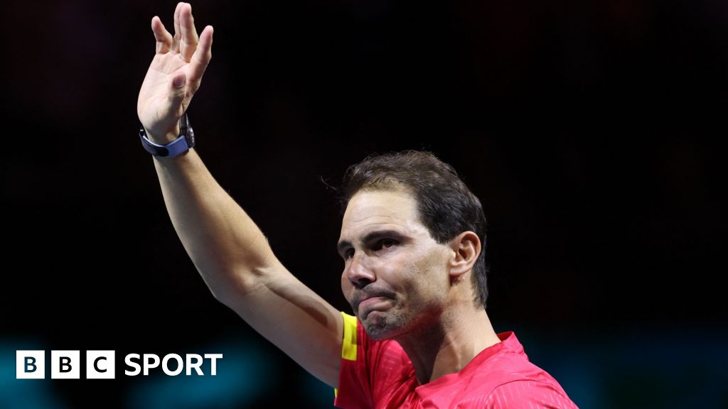 Rafael Nadal waves to the crowd