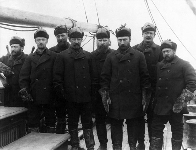 Commander Winfield Scott Schley (4th from left) and men who rescued Greely Expedition survivors