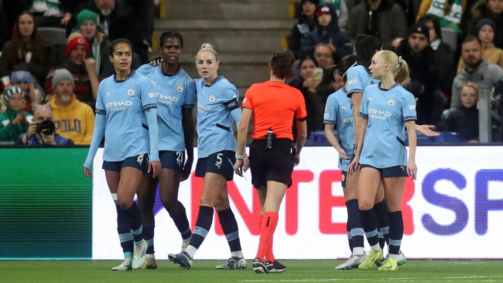 Bunny Shaw scores the opener for Manchester City