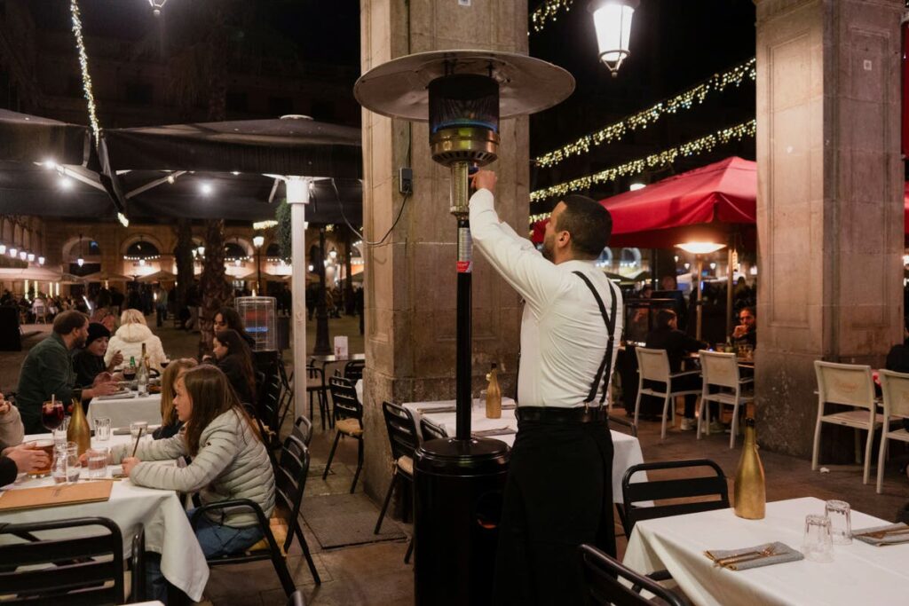 Tourists left out in the cold as Barcelona brings in restaurant ban